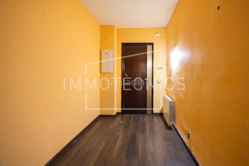 Foto 0e0c11ff-53bb-497a-bade-e077768397a8. Pis amb xemeneia calefacció aparcament a Lledoner Granollers