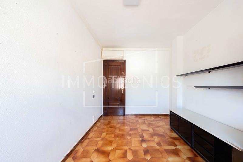 Foto c01f9590-85ef-4aa0-91c1-00ea405c8005. Pis amb xemeneia calefacció aparcament a Lledoner Granollers