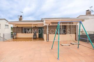 Casa  Carrer del penedès. La casa perfecta para dos familias con vistas al bosque