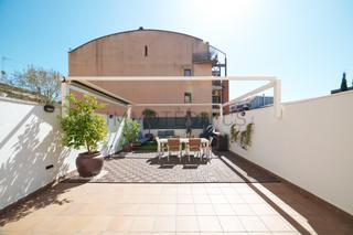 Piso  Carrer de josep umbert i ventura. Fantástica vivienda completamente reformada, en el centro de gra