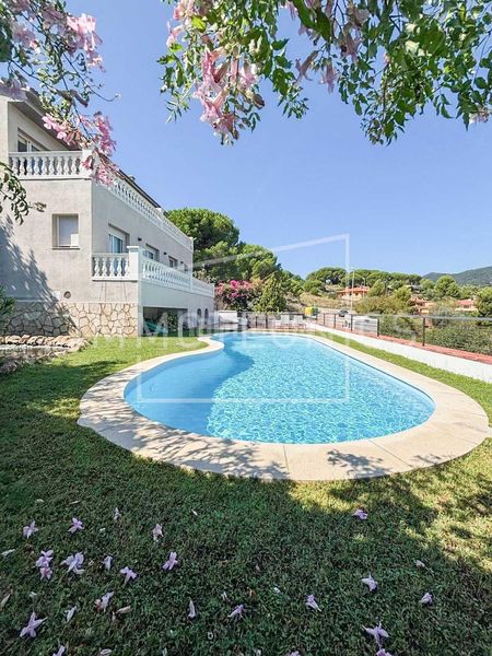 Foto 2959b307-dbb2-43d7-a1f2-ed12492099de. Chalet dans calle pl6 parc de Calella. josep gallart 83 dans Calella