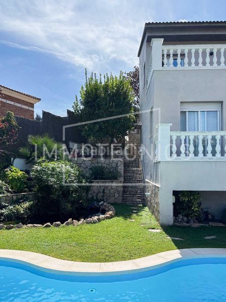 Foto a290f17d-654a-46a8-a8b5-3ae4617e2740. Chalet dans calle pl6 parc de Calella. josep gallart 83 dans Calella