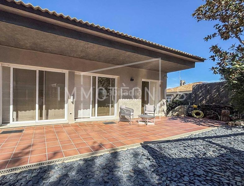 Foto d04ccbdd-4fd1-40f7-8fe2-475f1e39d8f8. Chalet dans calle pl6 parc de Calella. josep gallart 83 dans Calella