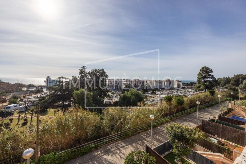 Foto e3f8e382-5378-426f-a611-daa1e35823ee. Casa adossada amb calefacció aparcament a Canet de Mar