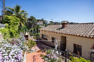 Maison  Cellecs. Goza de tranquilidad y vistas en esta casa con jardín y chimenea