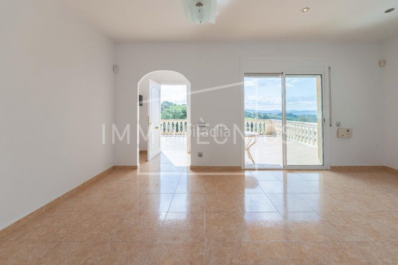 Foto ad889cdb-d5cb-40ee-bb19-58683f4f4bbd. Casa amb aparcament a Cànoves i Samalús