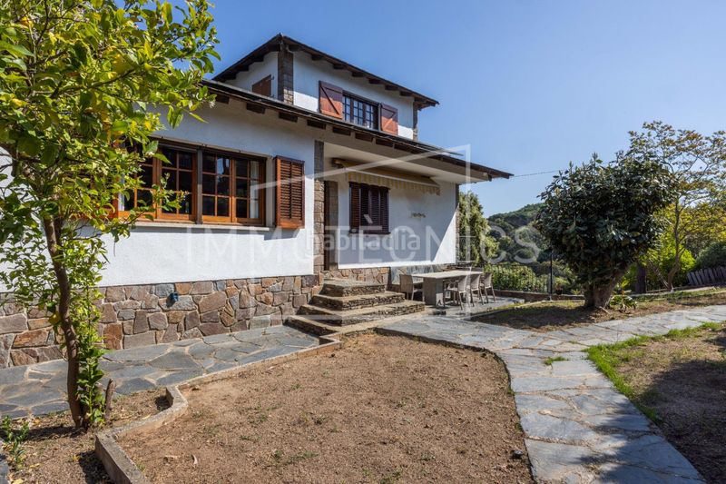 Foto c1238f6c-ba0a-4568-9b6d-a1926f2333f1. Casa amb calefacció aparcament a Llinars del Vallès