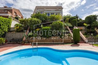 Chalet à Canet de Mar. Exclusiva casa con vistas de postal al mar y al casco antiguo de