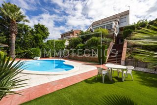 Chalet in Canet de Mar. Exclusiva casa con vistas de postal al mar y al casco antiguo de