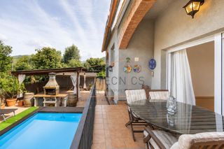 Haus in Cànoves i Samalús. Exclusiva vivienda con vistas al montseny y espacio independient