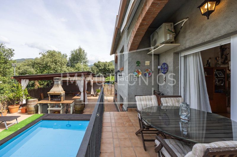 Foto 5a5b85f0-1133-42be-abd0-7b16f8b96d57. Casa amb calefacció aparcament piscina a Cànoves i Samalús