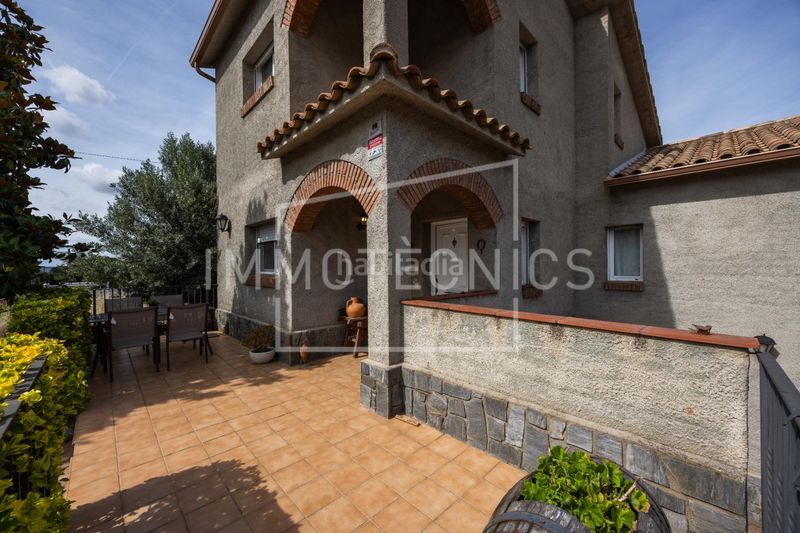 Foto f3a9f87b-3d3d-41ad-9136-079363a7e3ae. Casa amb calefacció aparcament piscina a Cànoves i Samalús