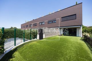 Triplex  Carrer carrer mestre ramon capell. Exclusivo tríplex esquinero donde cada detalle marca la diferenc