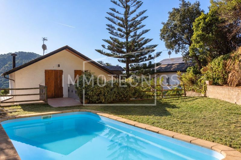 Foto e84d23e2-a25c-4d3d-a8e1-89955e39111c. Xalet amb calefacció aparcament piscina a Sant Cebrià de Vallalta