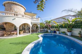 Chalet  Calle sant mori. Villa con piscina y amplios espacios exteriores en sant mori, em