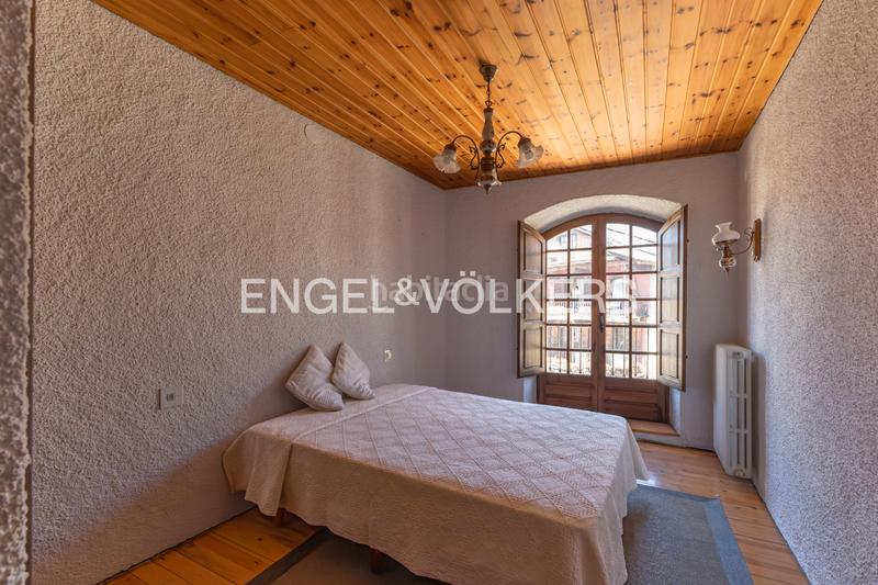 Foto 0d13f350-24ac-4bbf-9669-5f59c78e4a0a. Casa adosada casa a reformar en 3 pisos o uso hotelero en Llívia