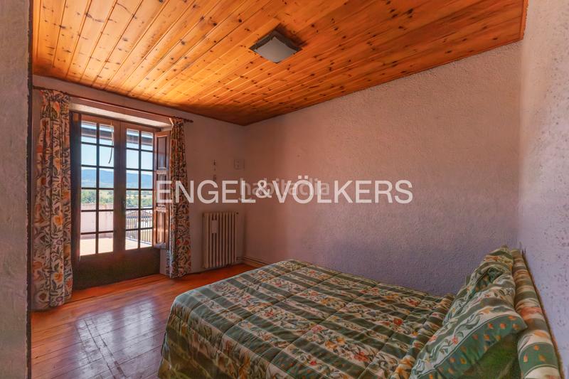 Foto 2e9d7908-8f3f-4fa9-ad58-e21bbe695654. Casa adosada casa a reformar en 3 pisos o uso hotelero en Llívia