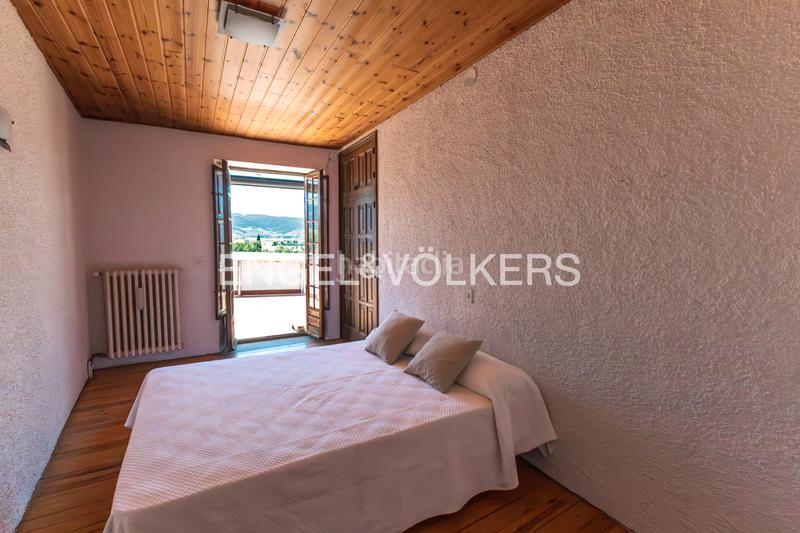 Foto 40531298-c3b3-458b-b0f0-1ed56205a067. Casa adosada casa a reformar en 3 pisos o uso hotelero en Llívia