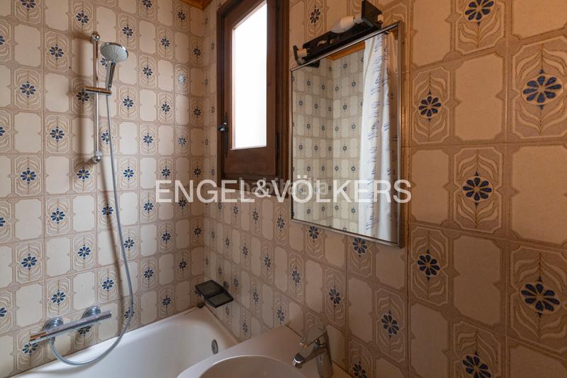 Foto a651977f-3011-40d7-8681-7cbed7d4c1b4. Casa adosada casa a reformar en 3 pisos o uso hotelero en Llívia
