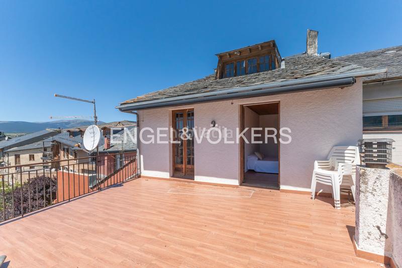 Foto ada78ff6-2346-4b48-9cbd-e57f05891562. Casa adosada casa a reformar en 3 pisos o uso hotelero en Llívia