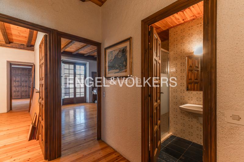 Foto b5af9c6b-5090-4291-9655-dc3b6d9f3340. Casa adosada casa a reformar en 3 pisos o uso hotelero en Llívia