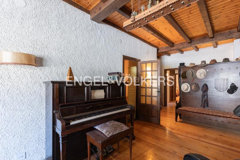 Foto c65a031f-08b4-4383-b6e7-bffb1a346022. Casa adosada casa a reformar en 3 pisos o uso hotelero en Llívia