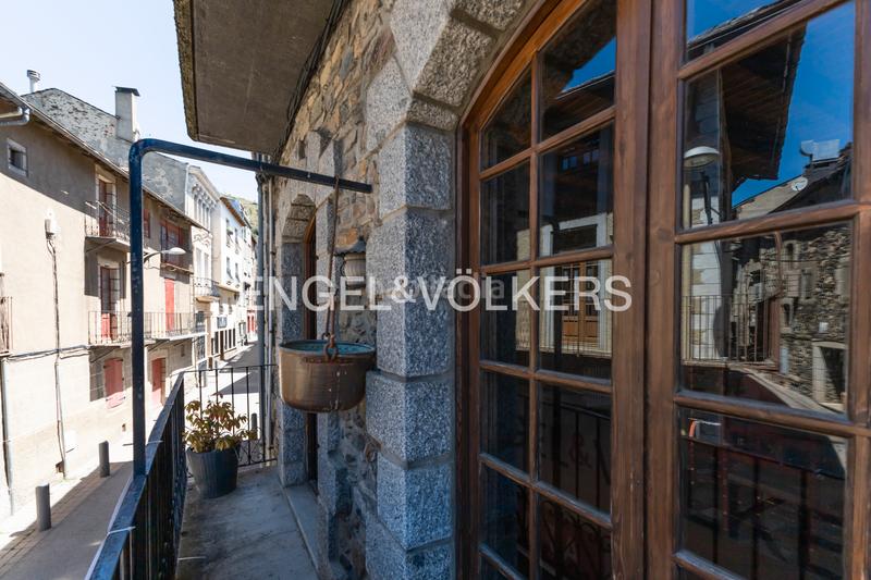 Foto dbaf3aca-bdec-4cd9-865b-bb95d94a77e2. Casa adosada casa a reformar en 3 pisos o uso hotelero en Llívia