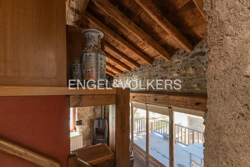 Foto e3b24dad-1c8b-41be-a05c-b6a977bc79e6. Casa adosada casa a reformar en 3 pisos o uso hotelero en Llívia
