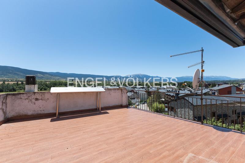 Foto f6c2c4b4-4bb2-4d61-86de-1ae29df95a34. Casa adosada casa a reformar en 3 pisos o uso hotelero en Llívia