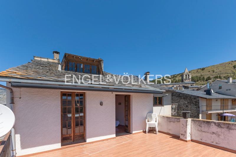 Foto f80aabfa-c48e-49aa-84e6-1369d3b6022e. Casa adosada casa a reformar en 3 pisos o uso hotelero en Llívia