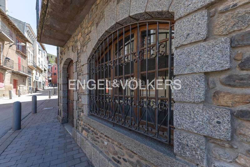 Foto fae842b0-3842-41aa-b238-a29807d6715f. Casa adosada casa a reformar en 3 pisos o uso hotelero en Llívia