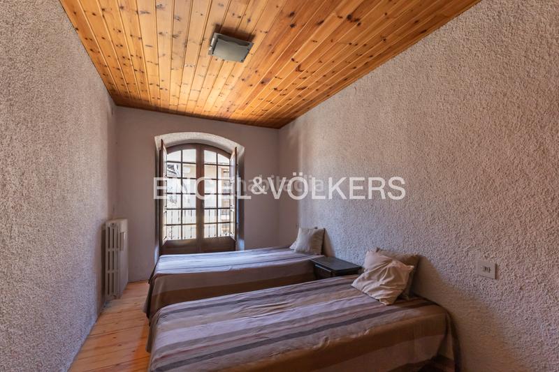 Foto fe851009-c7a8-4225-85b4-8dc0dbac219b. Casa adosada casa a reformar en 3 pisos o uso hotelero en Llívia