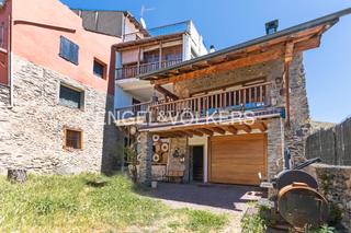 Casa adossada a Llvia. Casa a reformar en 3 pisos o uso hotelero en llvia