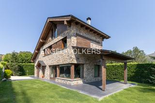 Casa a Bellver de Cerdanya. Estupenda casa familiar en bellver con jardn privado