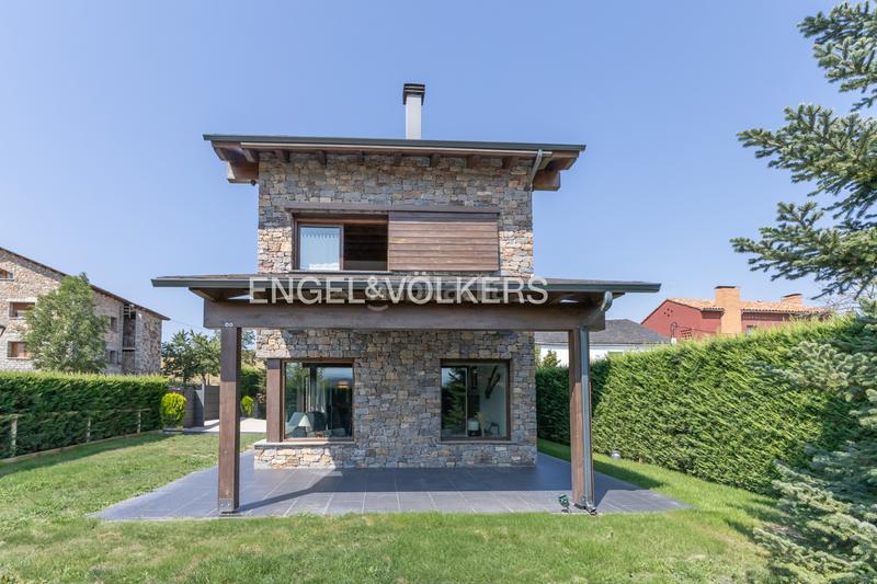 Foto 55ee88ec-ef3f-413e-8ee3-d212b48c2f84. Casa amb xemeneia calefacció aparcament a Bellver de Cerdanya