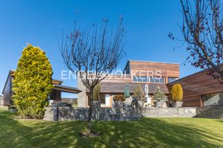 Casa in Guils de Cerdanya. Gran casa en roc foradat