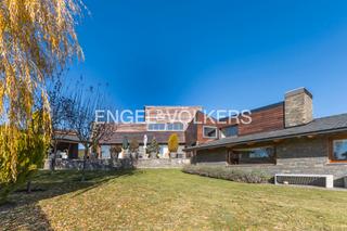 Casa a Guils de Cerdanya. Gran casa en roc foradat