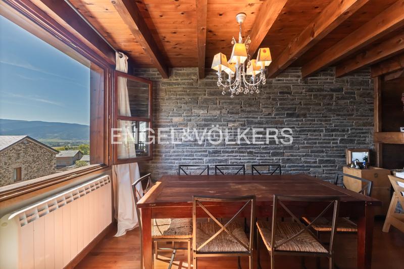 Foto 0c99dcdb-6c82-42ee-8558-4d00076c2707. Casa adossada amb xemeneia calefacció aparcament piscina a Guils de Cerdanya