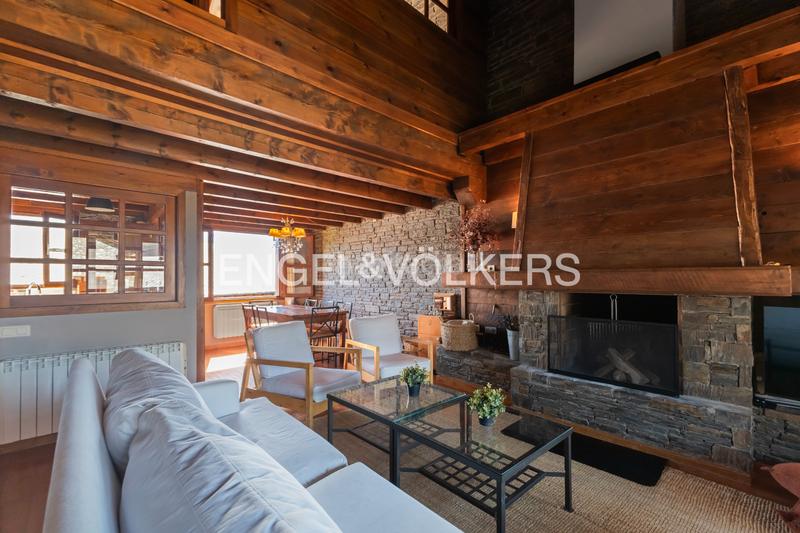 Foto 22a93cf5-4a0d-406c-a644-15286fbf48b4. Casa adossada amb xemeneia calefacció aparcament piscina a Guils de Cerdanya