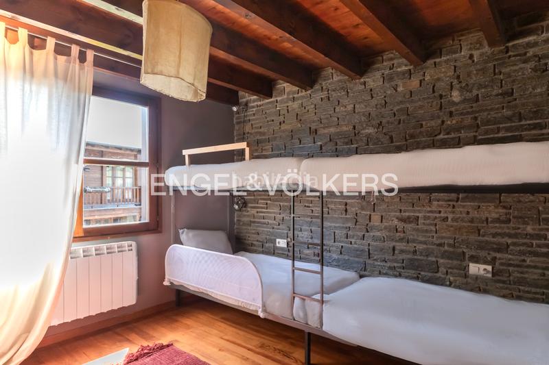 Foto 364b6b92-ee84-4f23-931c-ae32bd9d8a92. Casa adossada amb xemeneia calefacció aparcament piscina a Guils de Cerdanya