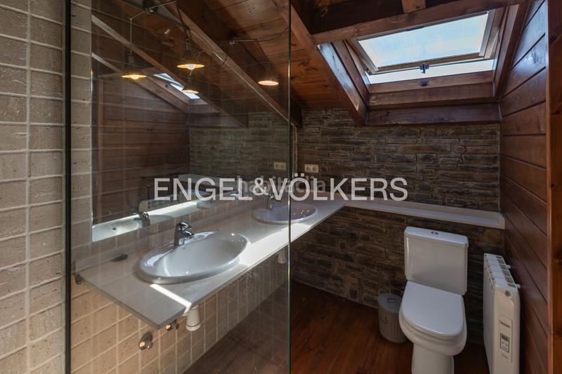 Foto 5f2e0da7-2980-4d6e-b180-9d3ad075a2f1. Casa adossada amb xemeneia calefacció aparcament piscina a Guils de Cerdanya