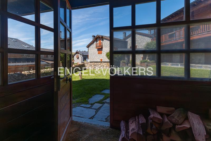 Foto 82bea0d5-301c-40e8-95aa-738fc277fe35. Casa adossada amb xemeneia calefacció aparcament piscina a Guils de Cerdanya