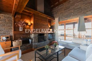 Casa adossada a Guils de Cerdanya. Casa con encanto en saneja