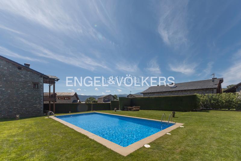 Foto cbbe4a54-a4a0-44d3-9ad2-2a78e4f215a3. Casa adossada amb xemeneia calefacció aparcament piscina a Guils de Cerdanya