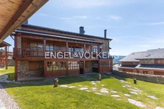 Casa adossada a Guils de Cerdanya. Casa con encanto en saneja