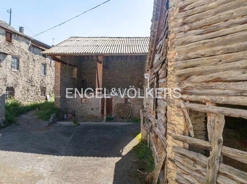 Foto 8c183a27-e9bd-4a5f-a55b-301edc879f14. Masia a Ger