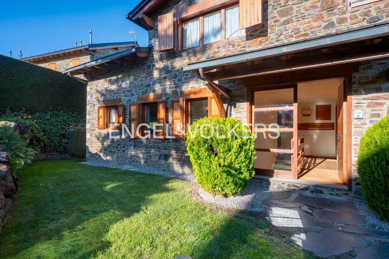 Foto 1939bf5c-90d6-48fc-8e13-8be9b793a91e. Doppelhaus mit kamin heizung parking in Fontanals de Cerdanya