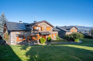 Maison jumelée à Fontanals de Cerdanya. Acogedora y funcional casa en queixans