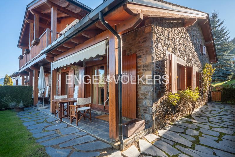 Foto eeceb1d0-d3b6-45cb-810b-589b17166478. Doppelhaus mit kamin heizung parking in Fontanals de Cerdanya