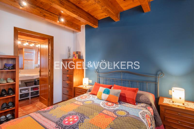 Foto 05912fc0-0779-4f34-8b8e-ec15d4d3a27d. Dúplex amb xemeneia calefacció aparcament piscina a Puigcerdà